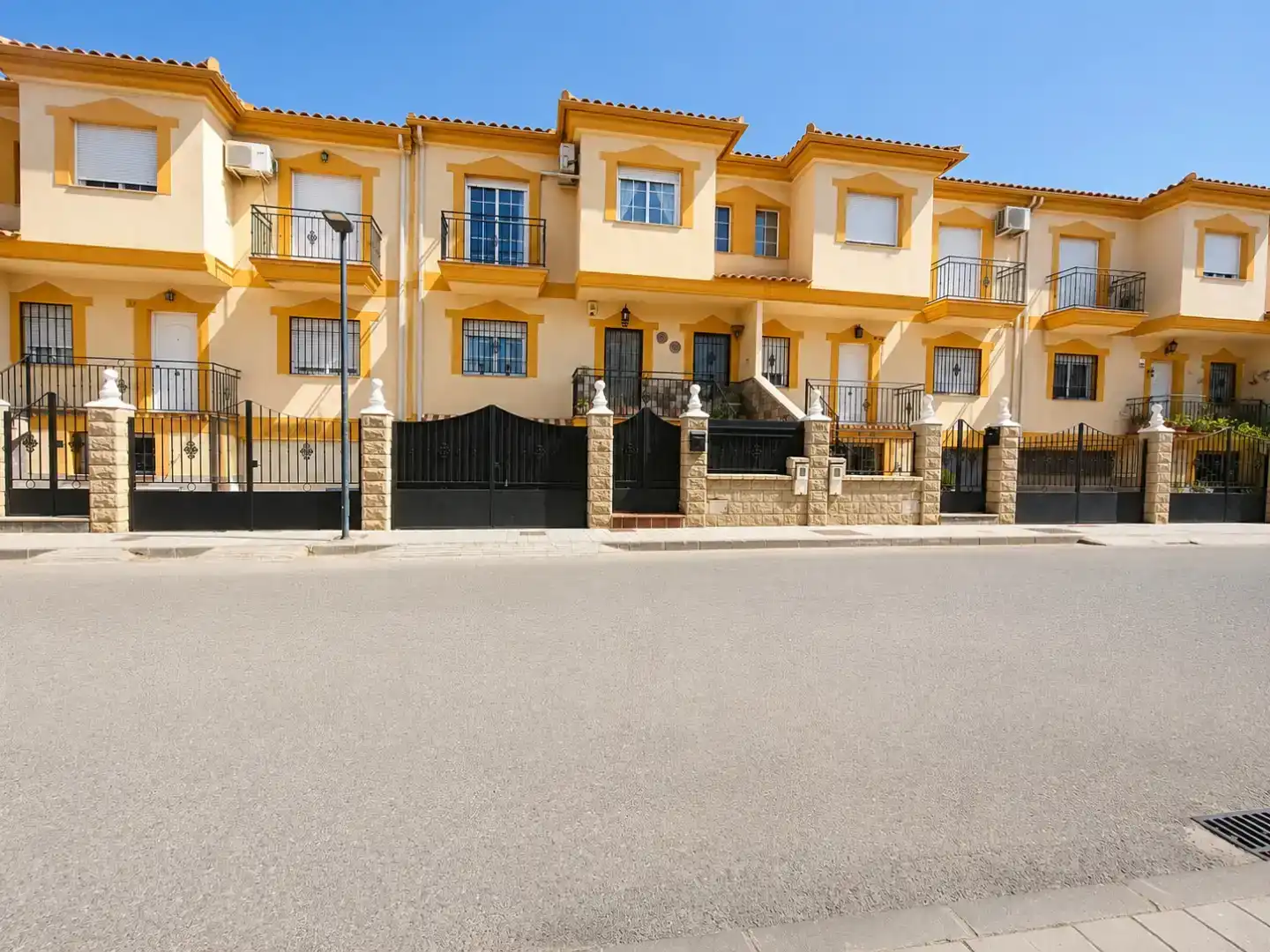 Vista exterior de Casa adosada en venda en Cijuela amb Aire condicionat
