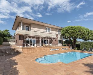 Vista exterior de Casa o xalet en venda en Vilanova i la Geltrú amb Aire condicionat, Calefacció i Jardí privat