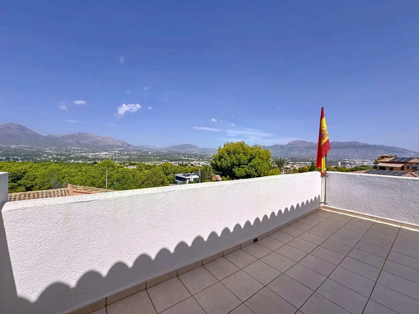 Vista exterior de Casa adosada en venda en L'Alfàs del Pi amb Aire condicionat, Jardí privat i Terrassa