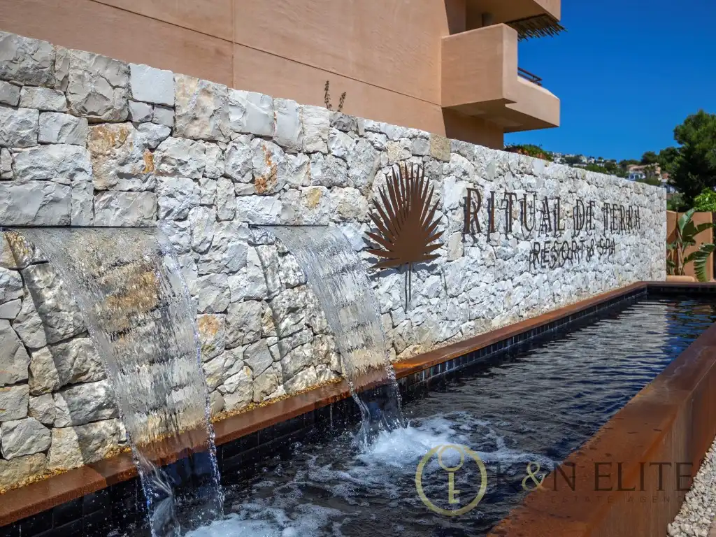 Vista exterior de Pis en venda en Moraira amb Aire condicionat, Jardí privat i Terrassa