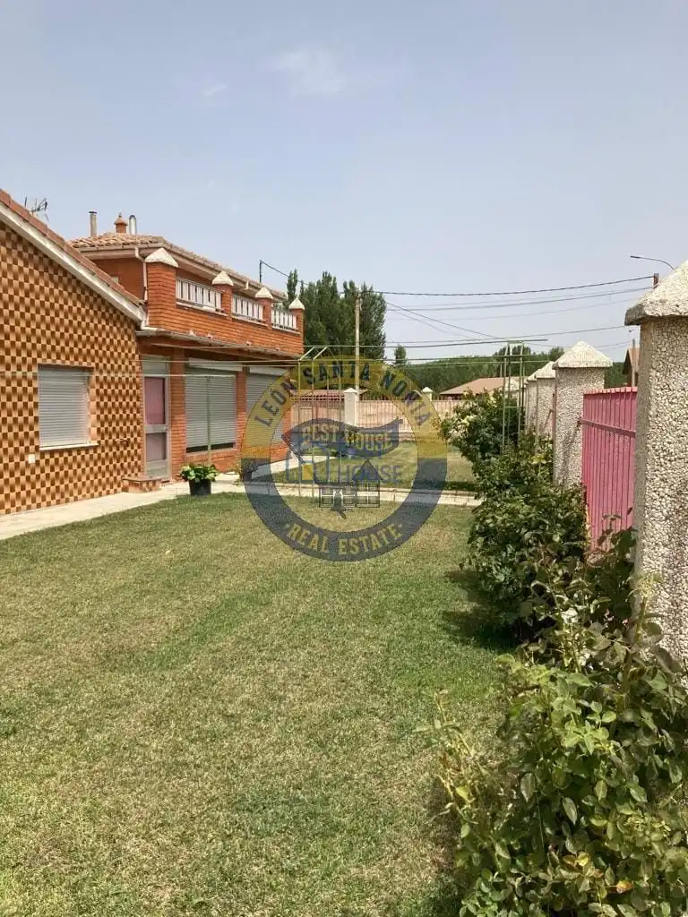 Garden of Houses for sale in Villanueva de las Manzanas, León
