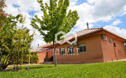 Vista exterior de Casa adosada en venda en Chiloeches amb Aire condicionat, Calefacció i Jardí privat