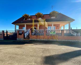 Vista exterior de Casa o xalet en venda en Benavides amb Calefacció i Terrassa