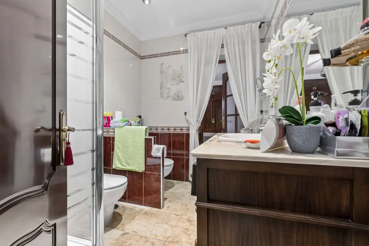 Badezimmer von Maisonette zum Verkauf in Bollullos de la Mitación mit Heizung, Privatgarten und Abstellraum