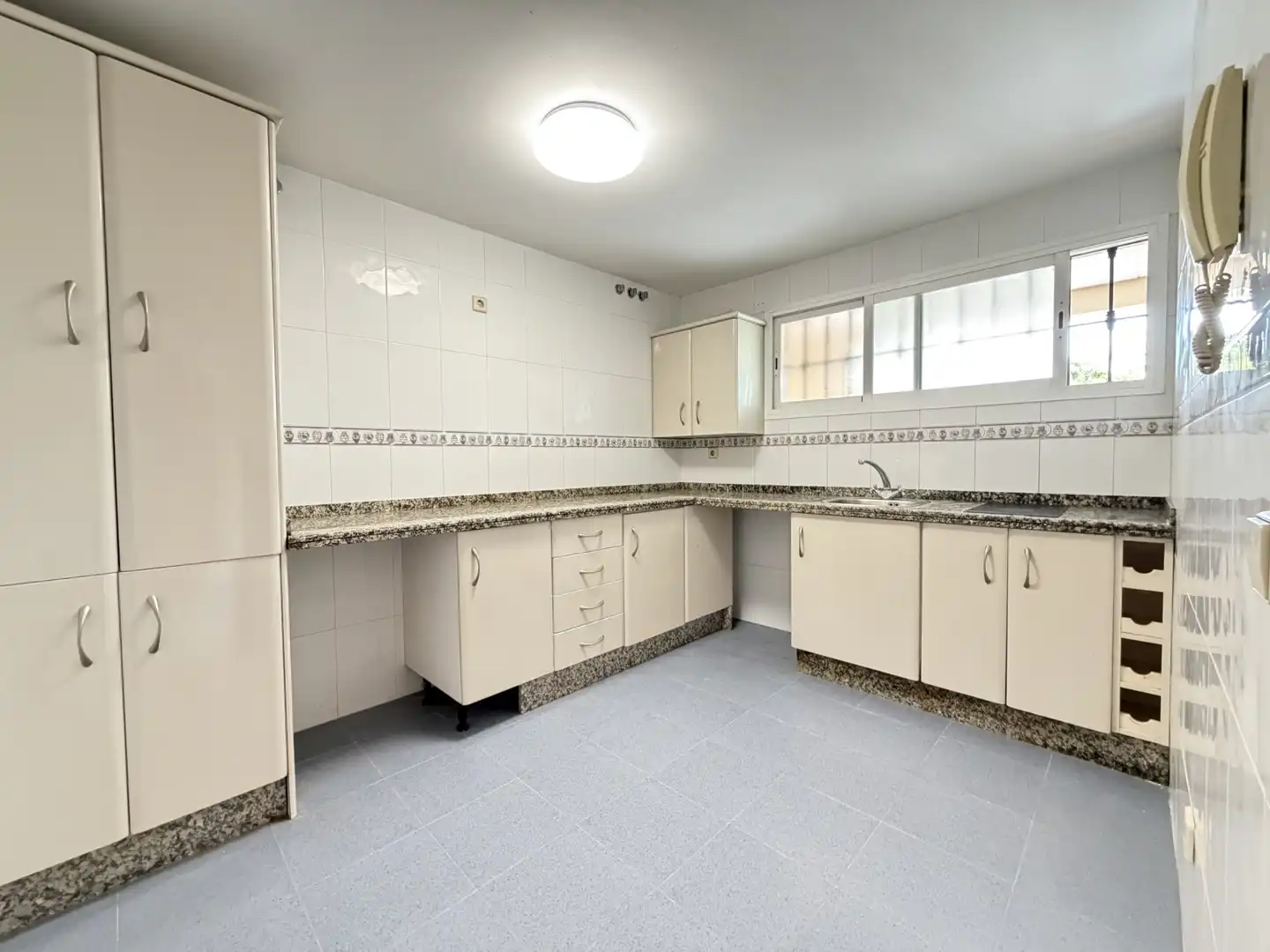 Cocina de Dúplex en venta en Estepona con Terraza, Piscina y Piscina comunitaria