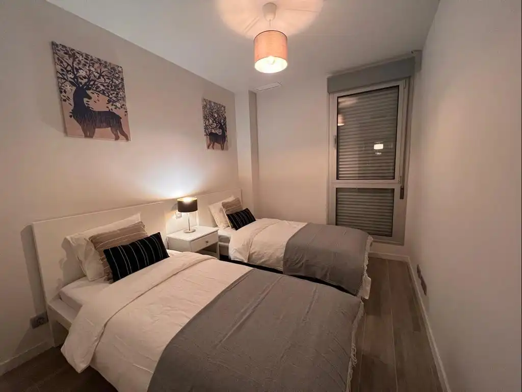 Habitación de Piso de alquiler en Estepona con Aire acondicionado, Jardín privado y Trastero
