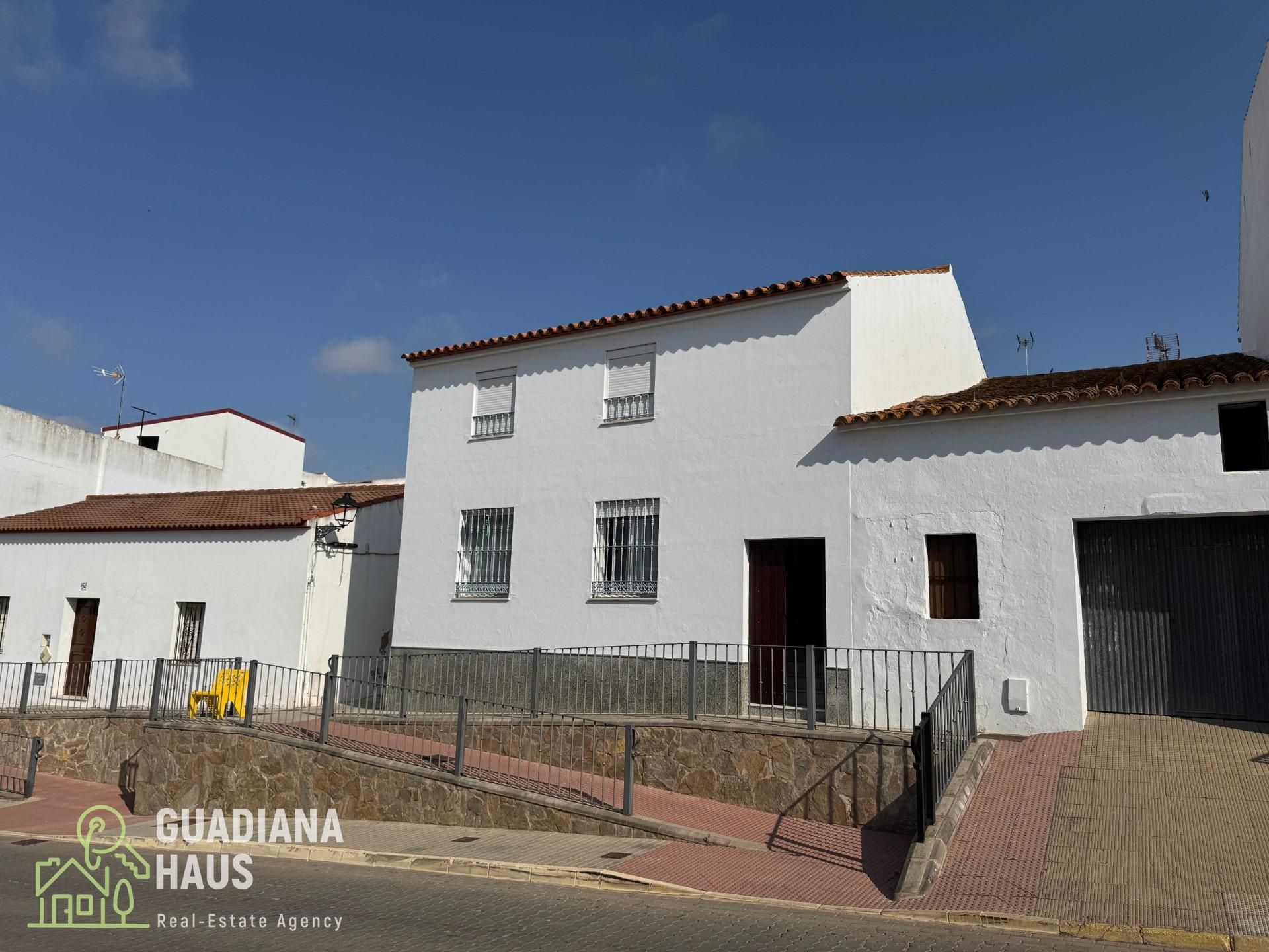 Vista exterior de Casa adosada en venda en Villanueva de los Castillejos amb Aire condicionat i Jardí privat