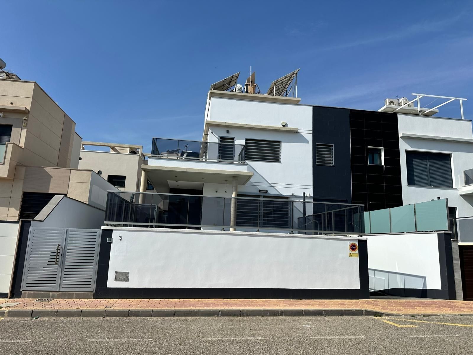 Vista exterior de Casa o xalet en venda en Mazarrón amb Aire condicionat, Calefacció i Jardí privat