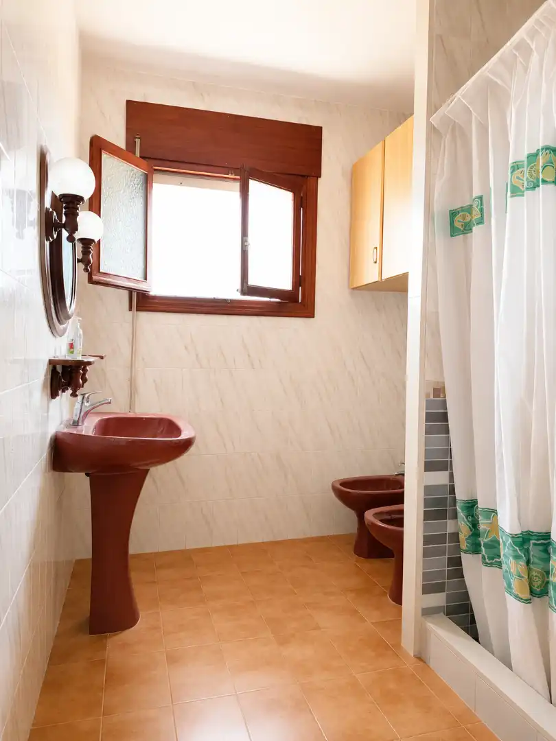 Bany de Casa o xalet en venda en Alicante / Alacant amb Jardí privat, Terrassa i Piscina