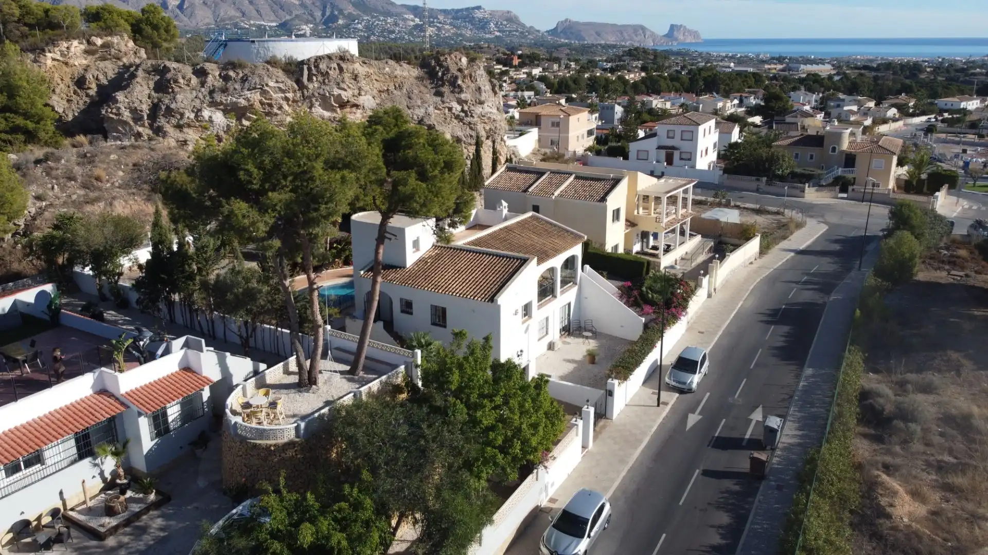 Außenansicht von Haus oder Chalet zum Verkauf in La Nucia mit Privatgarten, Terrasse und Abstellraum