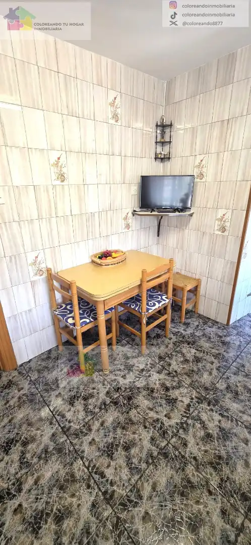 Menjador de Casa o xalet en venda en La Pola de Gordón  amb Calefacció, Jardí privat i Parquet