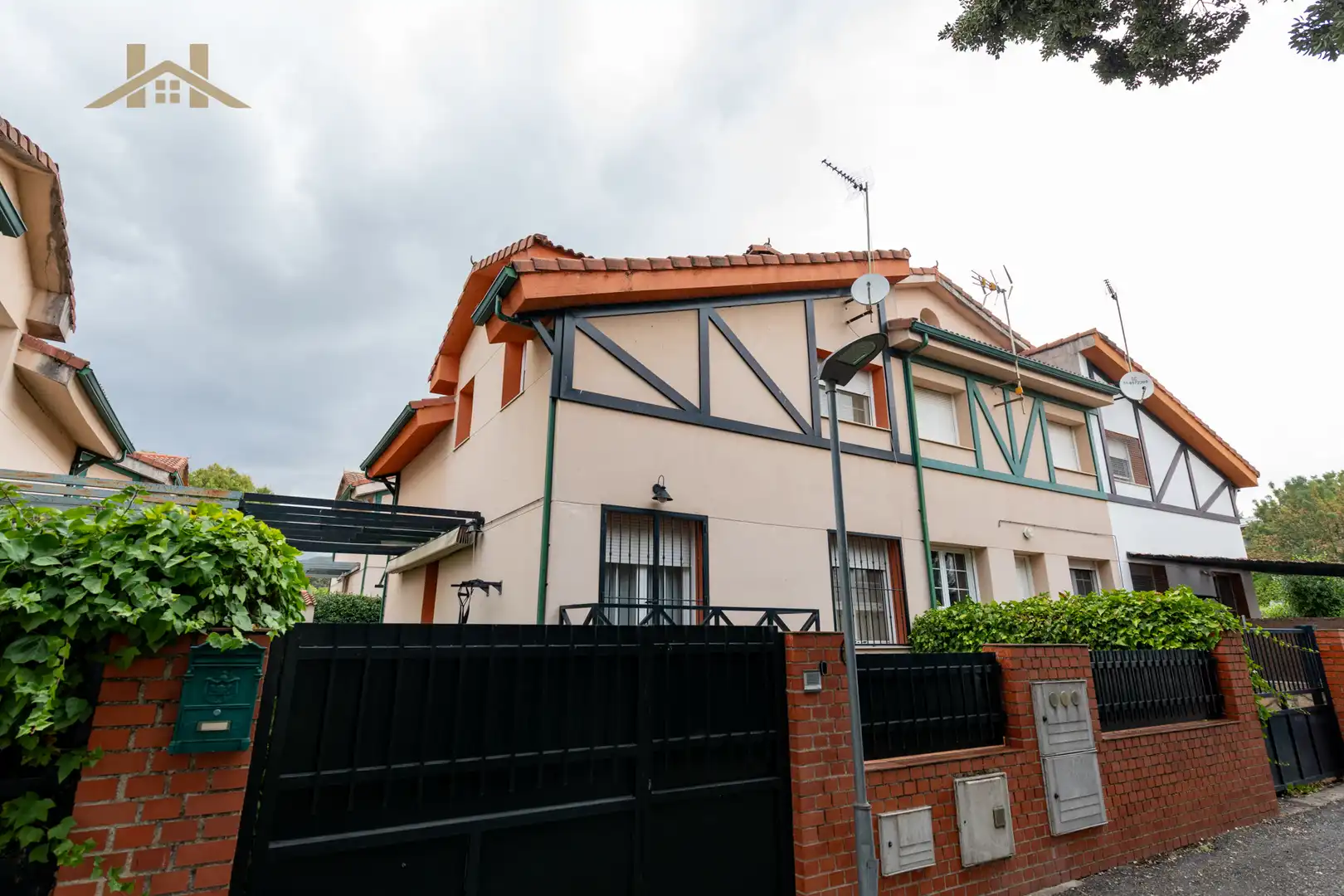 Vista exterior de Casa adosada en venta en Miraflores de la Sierra con Trastero, Amueblado y Horno