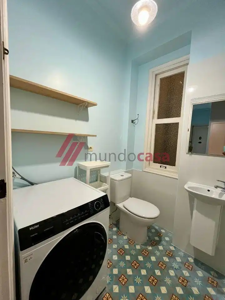 Bathroom of Flat for share in Ferrol  with Heating, Parquet flooring and Furnished