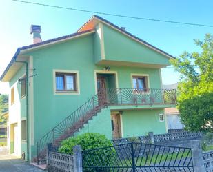 Vista exterior de Casa o xalet en venda en Onís amb Terrassa