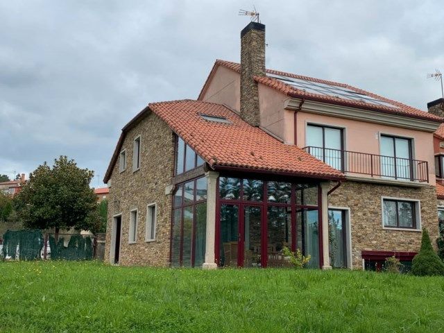 Vista exterior de Casa adosada en venda en Santiago de Compostela  amb Calefacció, Jardí privat i Traster