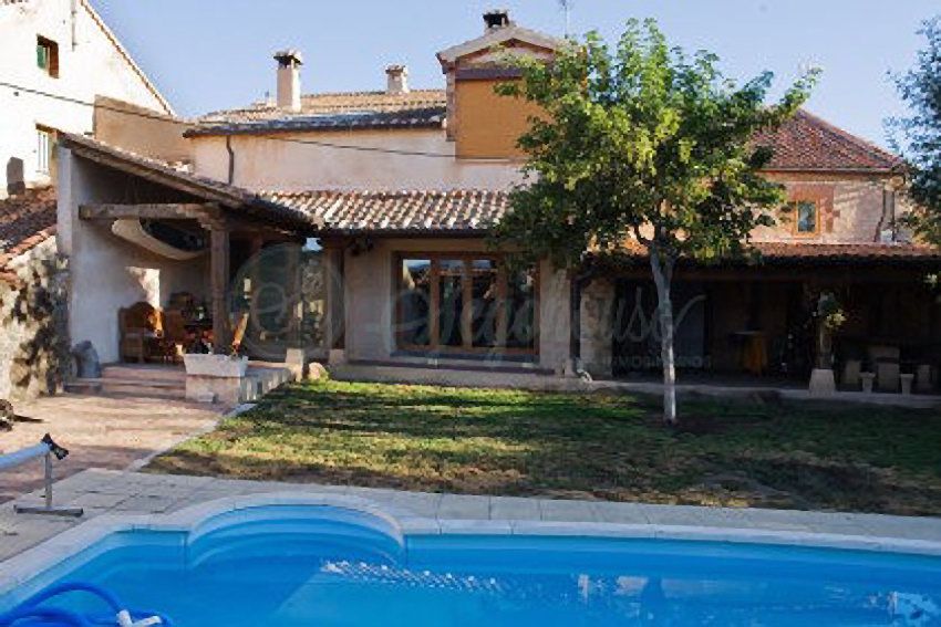 Vista exterior de Casa o xalet en venda en Santo Domingo de Pirón amb Calefacció i Terrassa