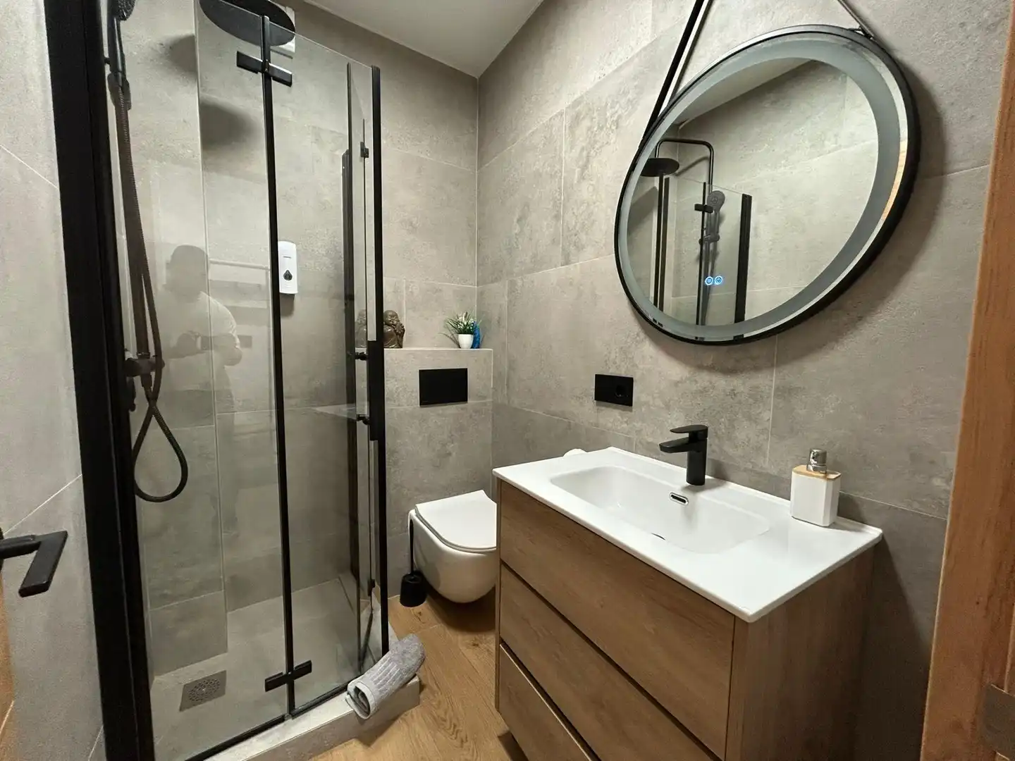 Baño de Apartamento en venta en Torrevieja con Aire acondicionado, Amueblado y Balcón