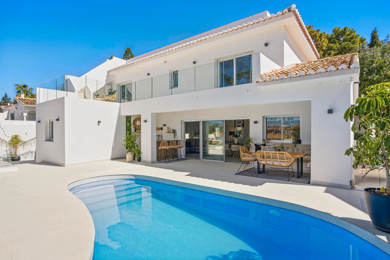 Vista exterior de Casa o xalet en venda en Mijas amb Aire condicionat, Calefacció i Jardí privat