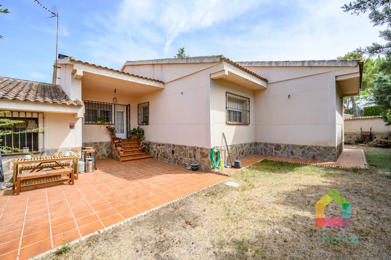 Vista exterior de Casa o xalet en venda en Cobisa amb Aire condicionat, Calefacció i Jardí privat