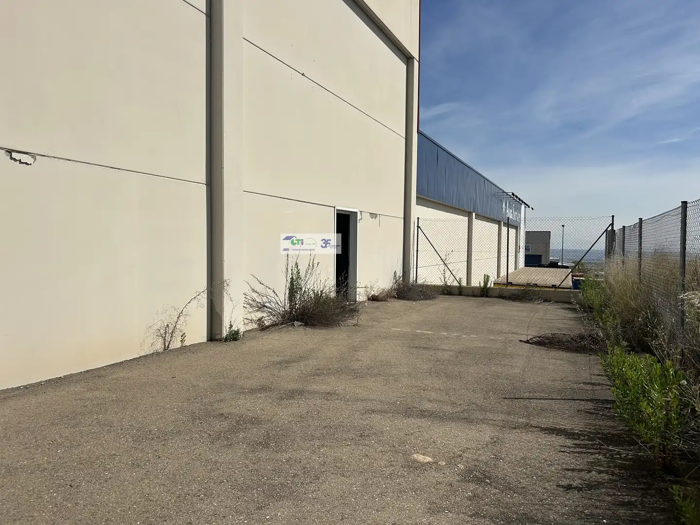 Vista exterior de Nave industrial de alquiler en La Muela