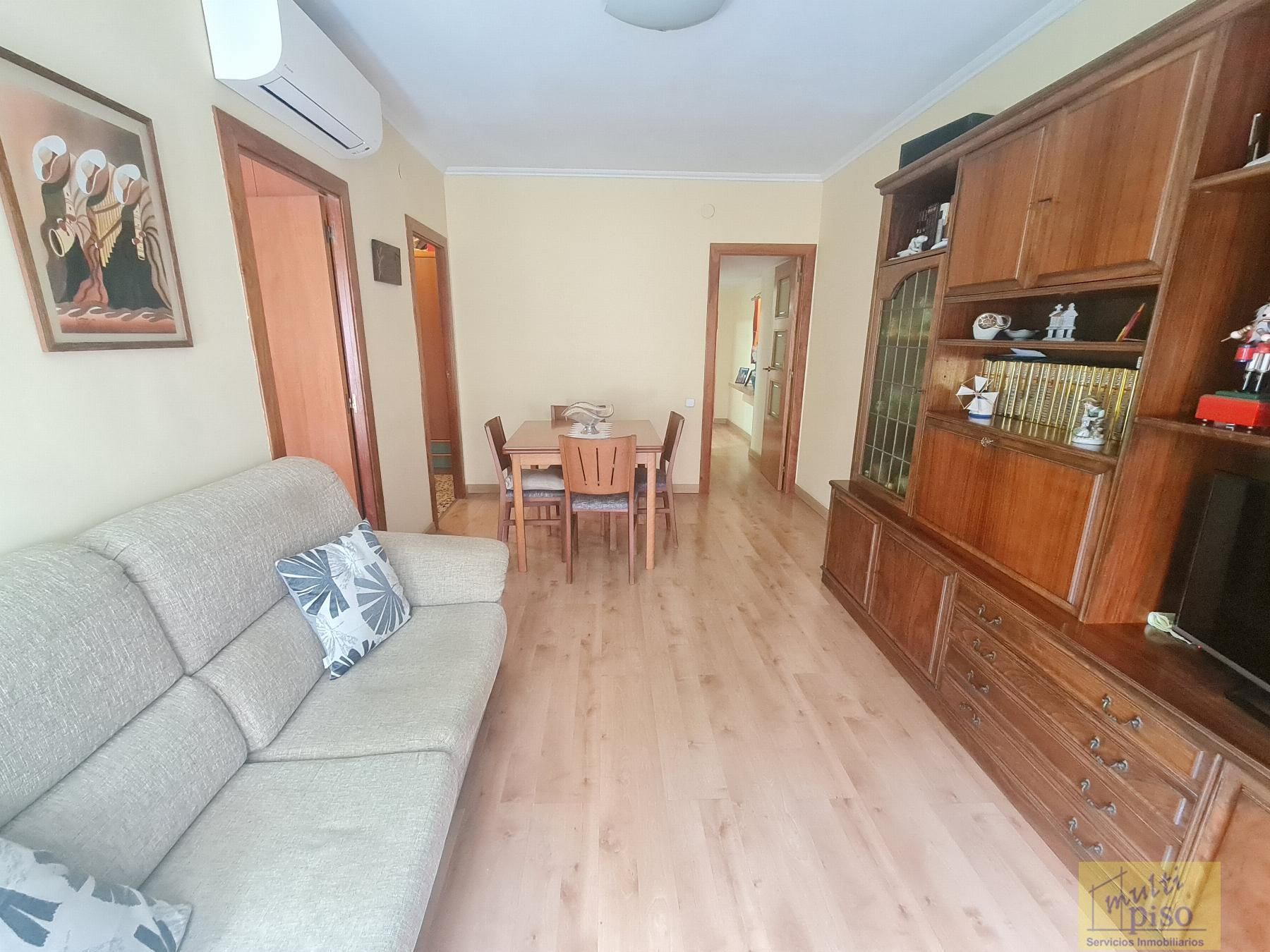 Sala d'estar de Pis en venda en L'Hospitalet de Llobregat amb Aire condicionat i Parquet