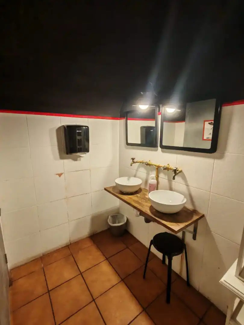 Baño de Local en traspaso en Vilafranca del Penedès con Aire acondicionado, Calefacción y Terraza