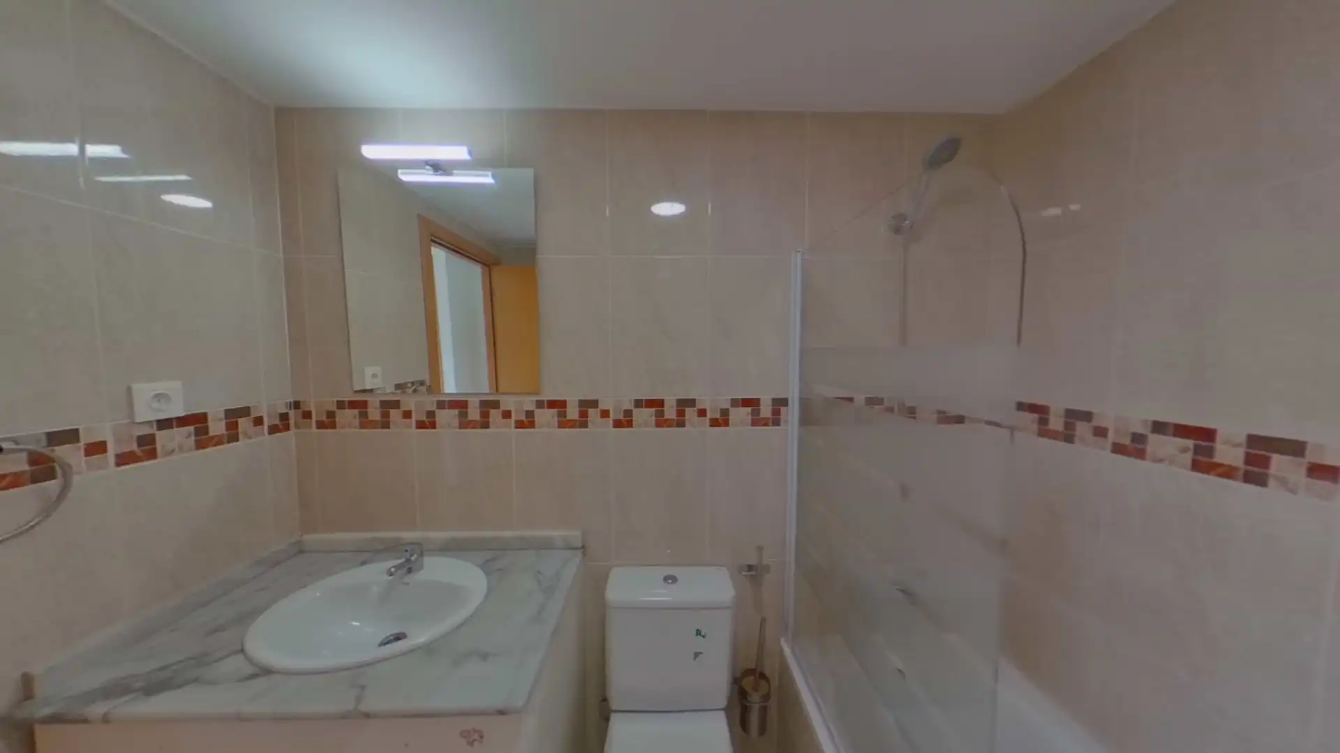 Badezimmer von Wohnung zum Verkauf in Tarragona mit Heizung, Abstellraum und Schwimmbad