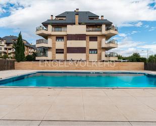 Piscina de Apartament en venda en Boadilla del Monte amb Aire condicionat, Calefacció i Jardí privat