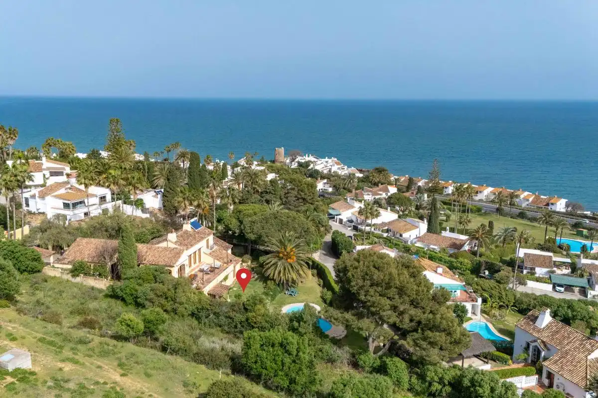 Vista exterior de Casa o xalet en venda en Estepona amb Aire condicionat, Calefacció i Jardí privat