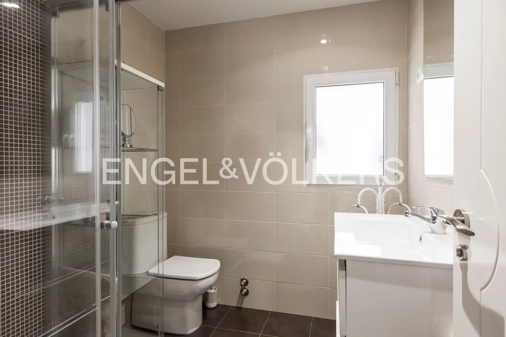 Badezimmer von Wohnung zum Verkauf in Madrid mit Klimaanlage, Heizung und Terrasse