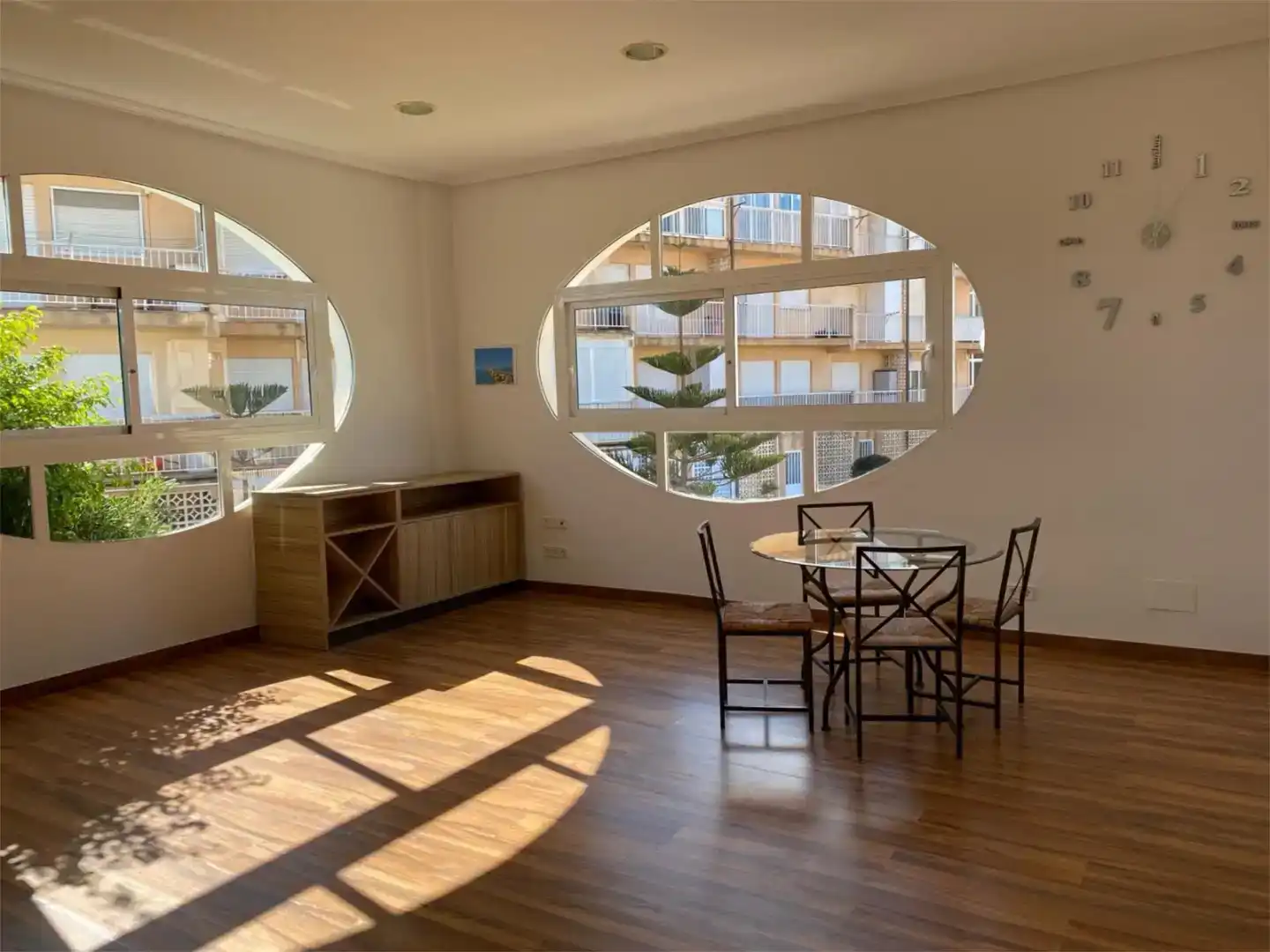 Esszimmer von Geschaftsraum zur Miete in La Manga del Mar Menor mit Klimaanlage und Parkett