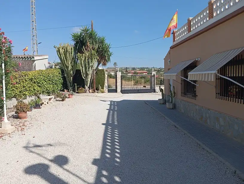 Vista exterior de Casa o xalet en venda en Elche / Elx amb Aire condicionat, Jardí privat i Terrassa