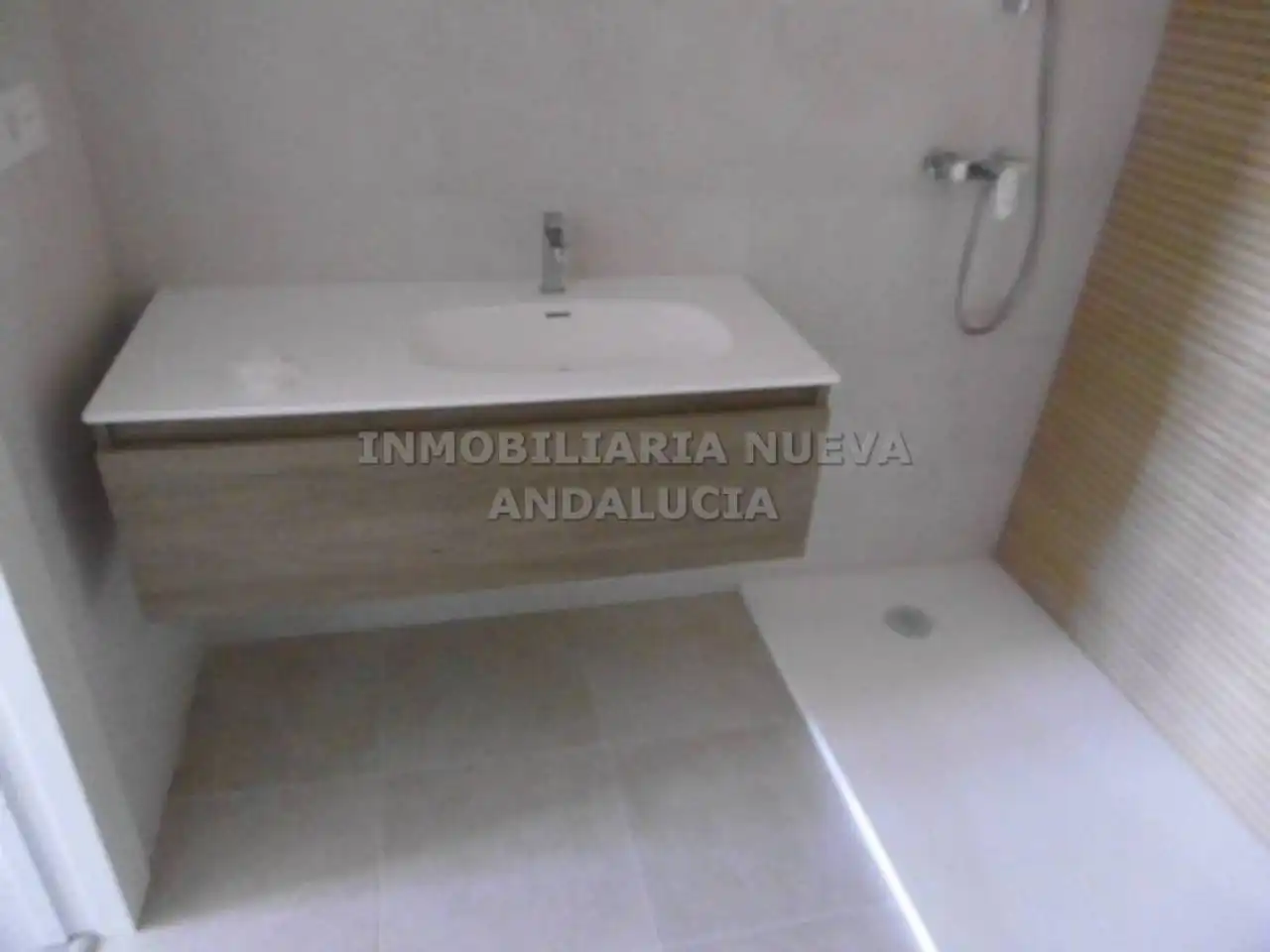 Badezimmer von Wohnung zur Miete in Almería mit Parkett, Terrasse und Abstellraum