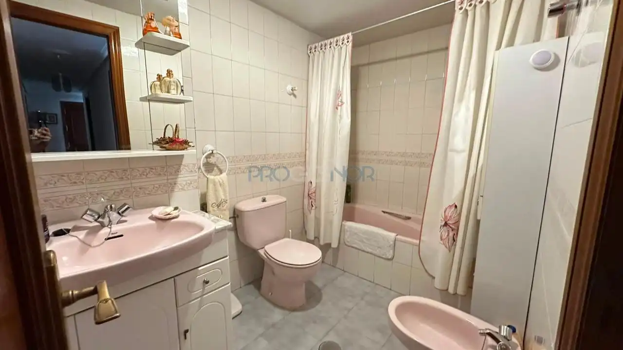 Baño de Piso en venta en León Capital  con Calefacción y Trastero