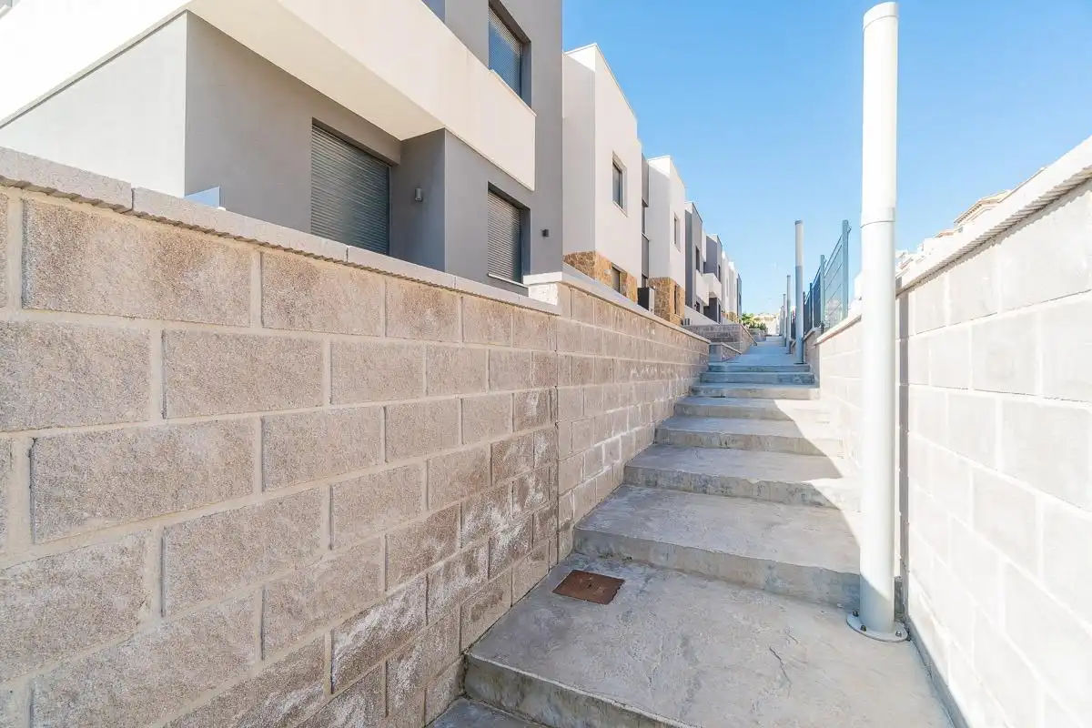 Vista exterior de Àtic en venda en Orihuela amb Aire condicionat, Terrassa i Traster