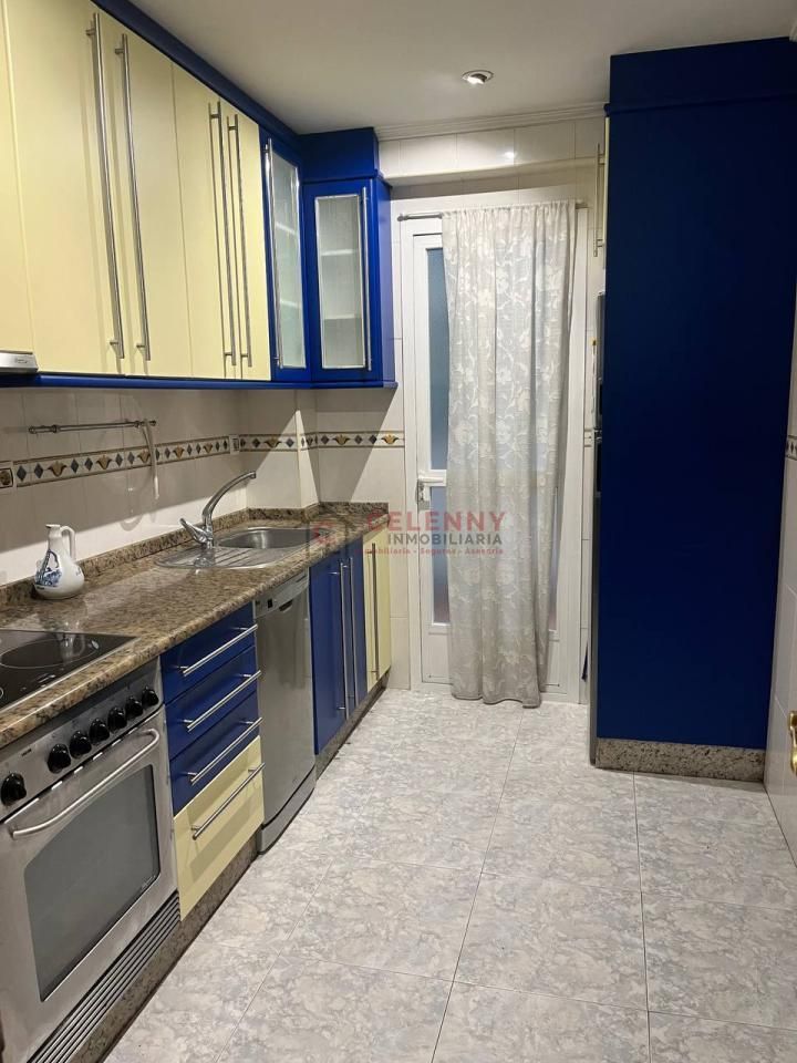 Cuina de Pis en venda en Ourense Capital  amb Calefacció, Terrassa i Moblat