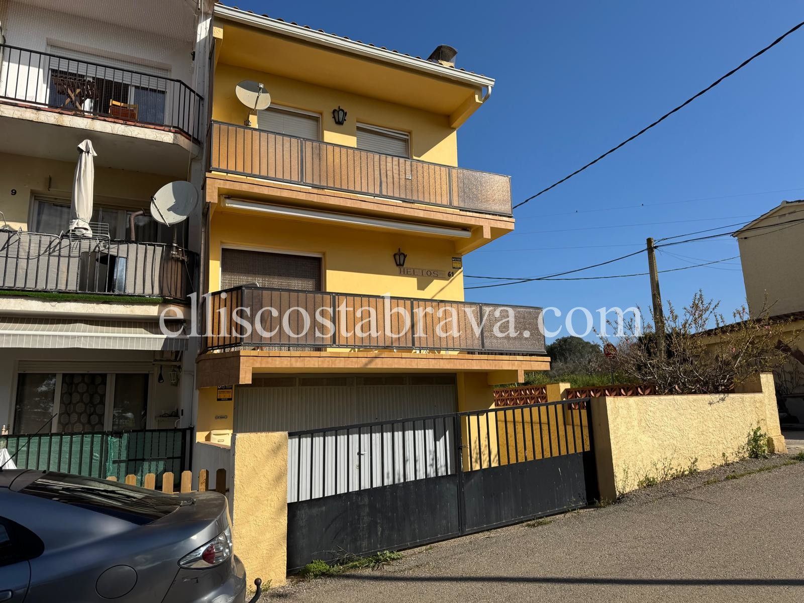 Vista exterior de Casa o xalet en venda en L'Estartit amb Calefacció, Jardí privat i Terrassa