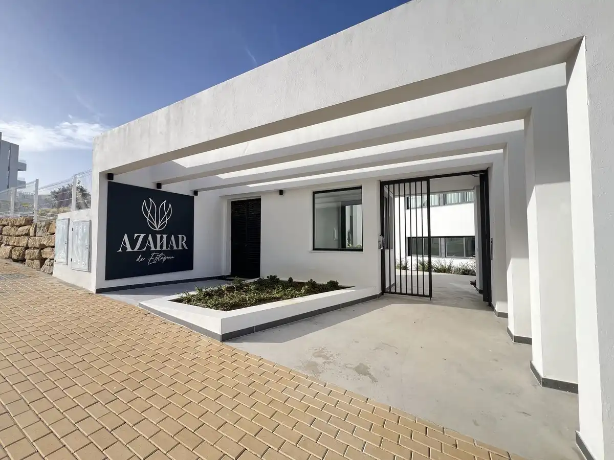 Vista exterior de Dúplex en venda en Estepona amb Aire condicionat, Terrassa i Traster