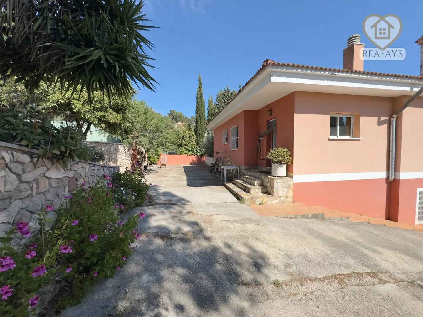 Vista exterior de Casa o xalet en venda en Vallirana amb Calefacció, Jardí privat i Terrassa