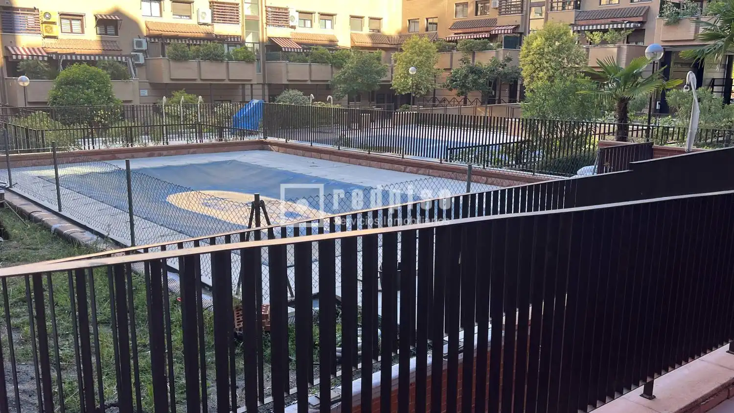 Vista exterior de Pis en venda en Madrid amb Calefacció, Jardí privat i Parquet