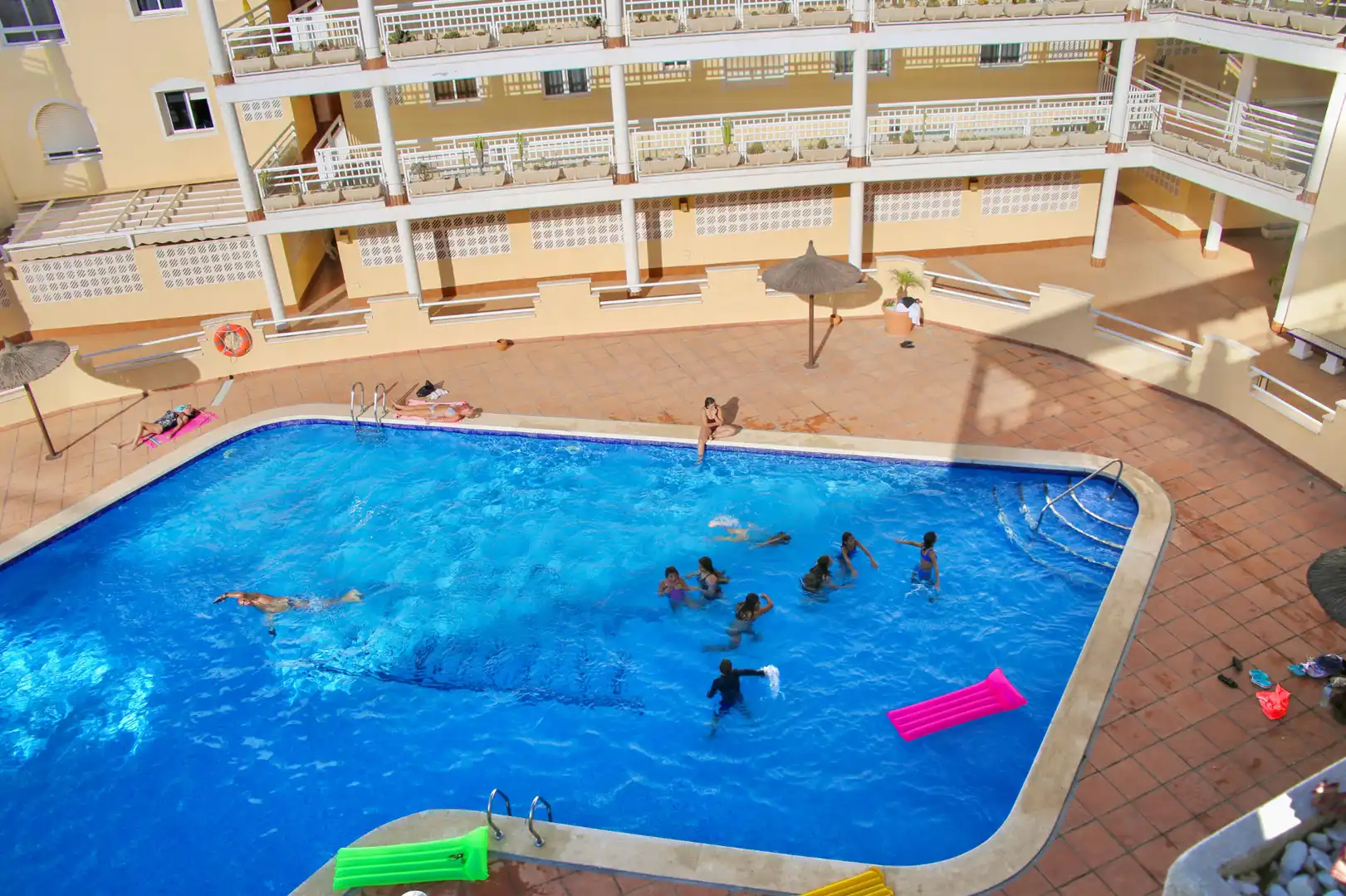 Apartament amb terrassa de lloguer a Avenida de las Adelfas 2, imagen 2