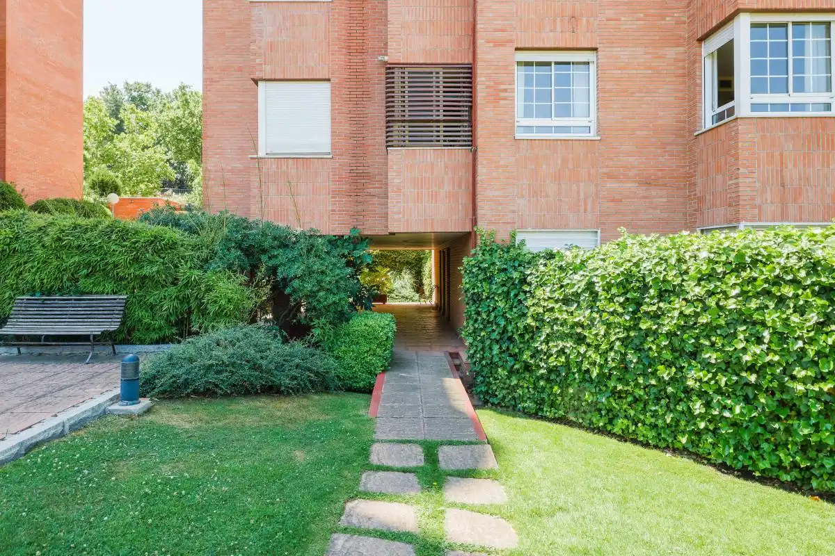 Vista exterior de Àtic de lloguer en Madrid amb Aire condicionat, Calefacció i Jardí privat