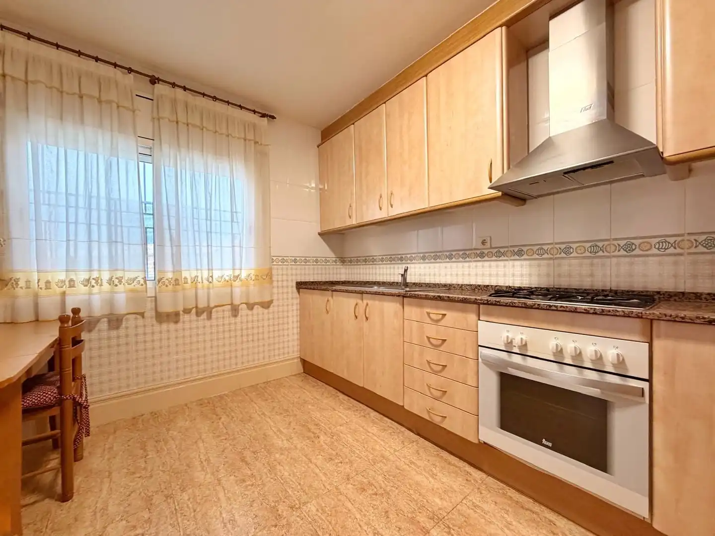 Cocina de Casa adosada de alquiler en Cubelles con Calefacción, Terraza y Amueblado
