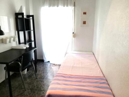 Bedroom of Flat to share in  Valencia Capital  with Washing machine and TV