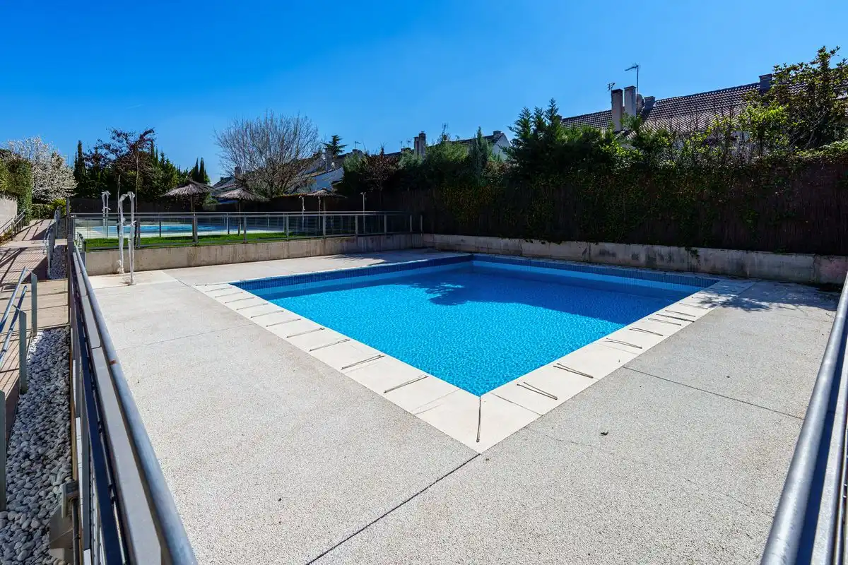 Piscina de Piso en venta en Pozuelo de Alarcón con Aire acondicionado, Calefacción y Jardín privado