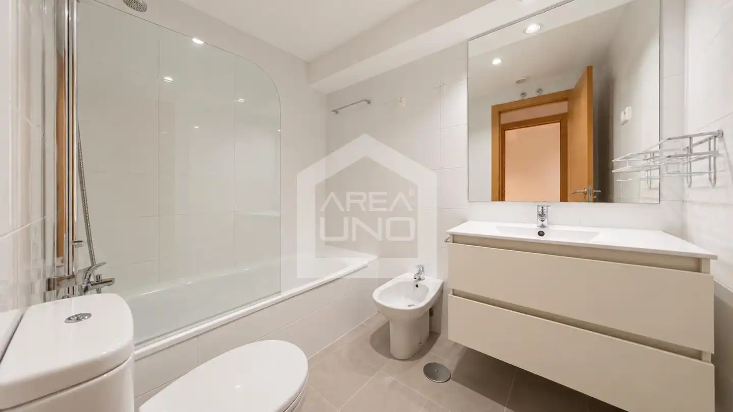 Baño de Piso de alquiler en Parque Oeste - Fuente Cisneros