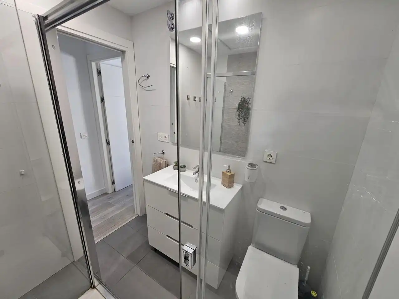 Baño de Piso en venta en Torremolinos con Aire acondicionado y Amueblado