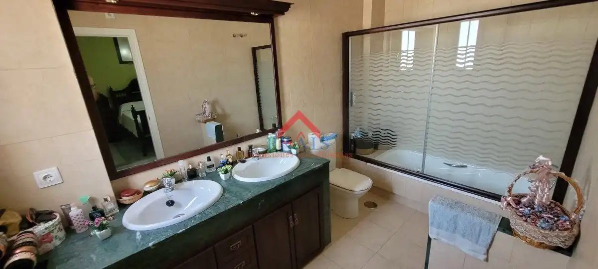 Baño de Casa adosada en venta en Utrera con Aire acondicionado, Trastero y Amueblado