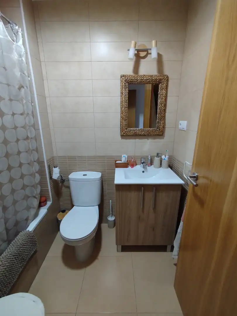 Badezimmer von Wohnung zum Verkauf in Vilallonga del Camp mit Klimaanlage, Heizung und Privatgarten