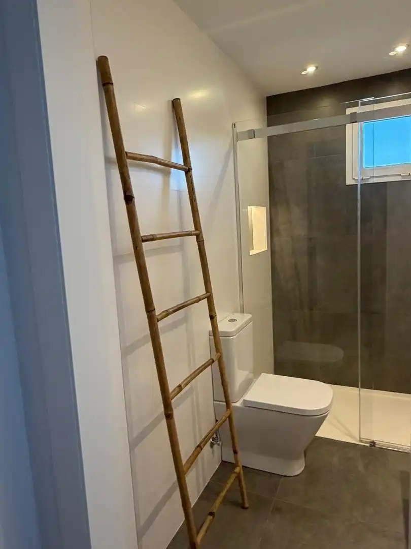 Baño de Ático en venta en Almería con Aire acondicionado, Calefacción y Jardín privado